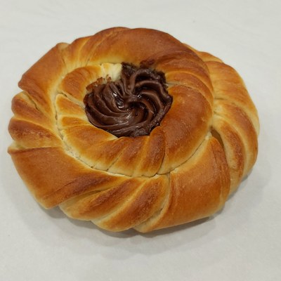 Berliner 1500 - drożdżówka z kremem o smaku orzecha laskowego